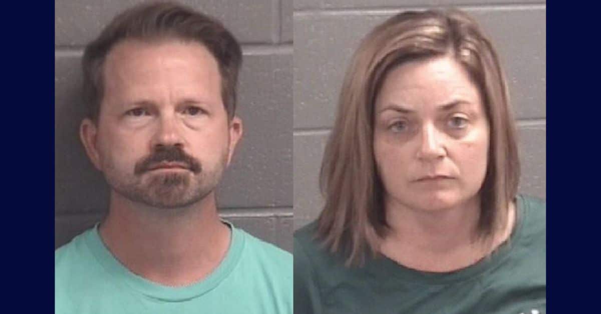 Casal da Geórgia é acusado de 'crueldade contra crianças' depois que o filho de 10 anos que pesava 16 quilos foi encontrado vagando pela vizinhança