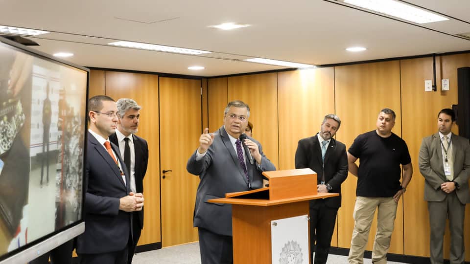 Ministro Flávio Dino sobe o tom e afirma que apreensão de armas afeta as duas maiores facções criminosas do Brasil