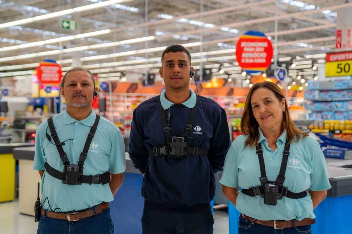 Funcionários do Carrefour estão usando câmeras corporais iguais às da PM; entenda os motivos