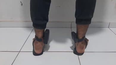 Homem preso com duas tornozeleiras